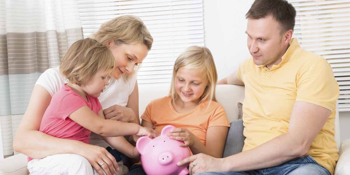 parents qui apprennent à leurs enfants comment gérer leurs argents de poche